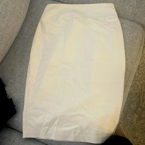 Beautiful hight waist cream skirt with side zipper